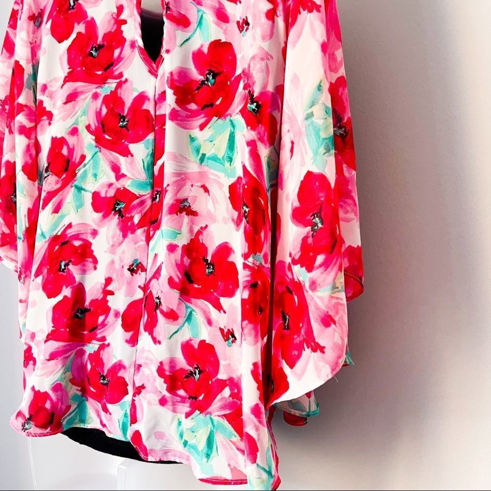 🌺 FAITH AND JOY | Floral Blouse with Black Tank - Picture 9 of 10